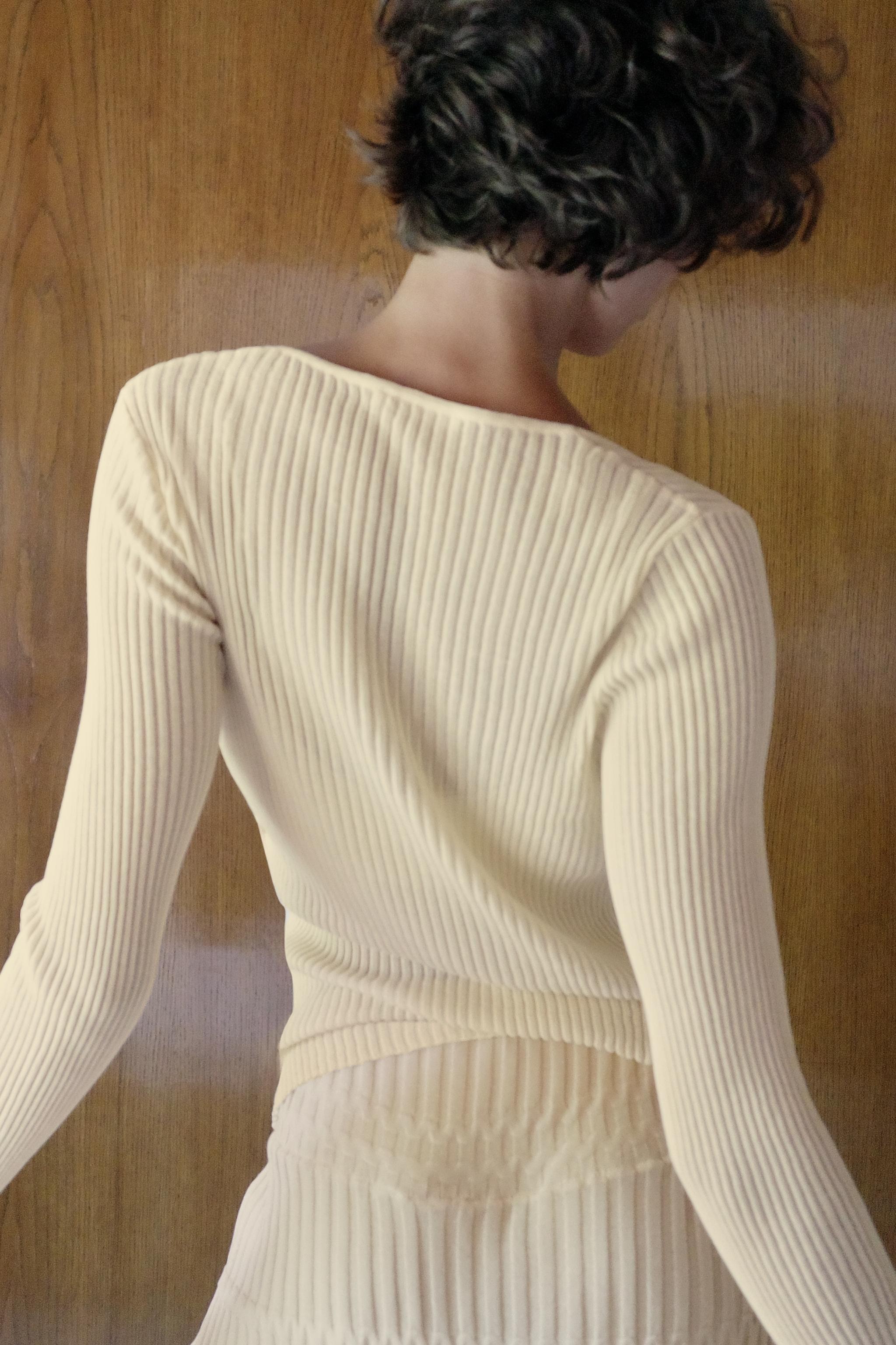 GILET EN MAILLE CÔTELÉE À VOLANTS